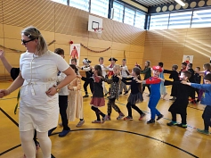 Faschingsfete in der Turnhalle&nbsp;&copy;&nbsp;Grundschule »Wilhelm Ostwald«