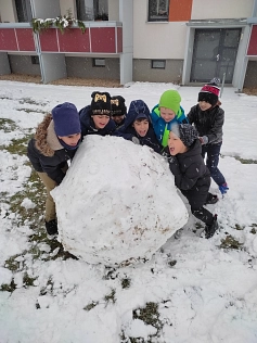 Toben im Schnee&nbsp;&copy;&nbsp;Grundschule »Wilhelm Ostwald«